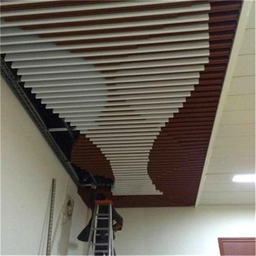 弧形鋁方通 現(xiàn)代商場(chǎng)裝飾的點(diǎn)睛之筆，白色鋁板的優(yōu)雅演繹